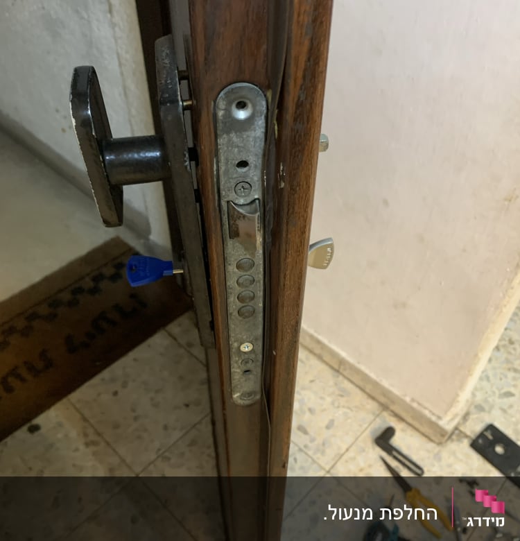 מנעול דלת עם כלים לתיקון על הרצפה